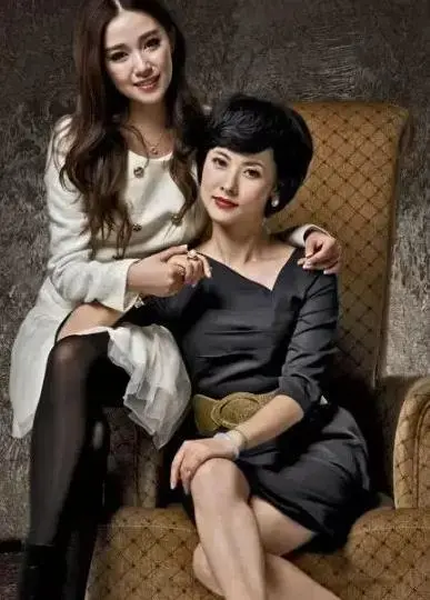 《母女双峰会》：血脉与宿命的惊险对决，在枪林弹雨中寻找救赎的可能