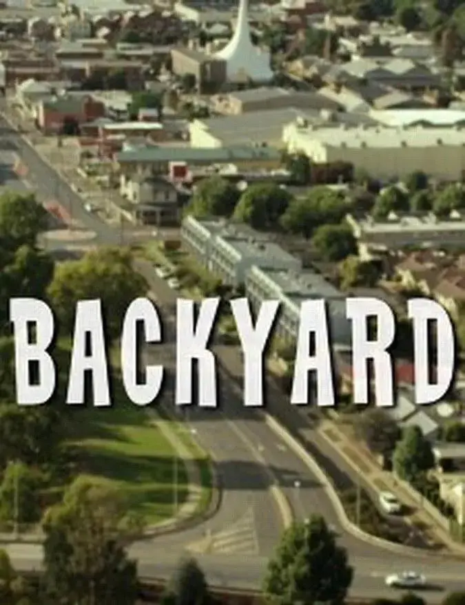 《后院骨灰》：一场关于死亡、真相与救赎的黑色幽默之旅，颠覆你对悬疑片的想象